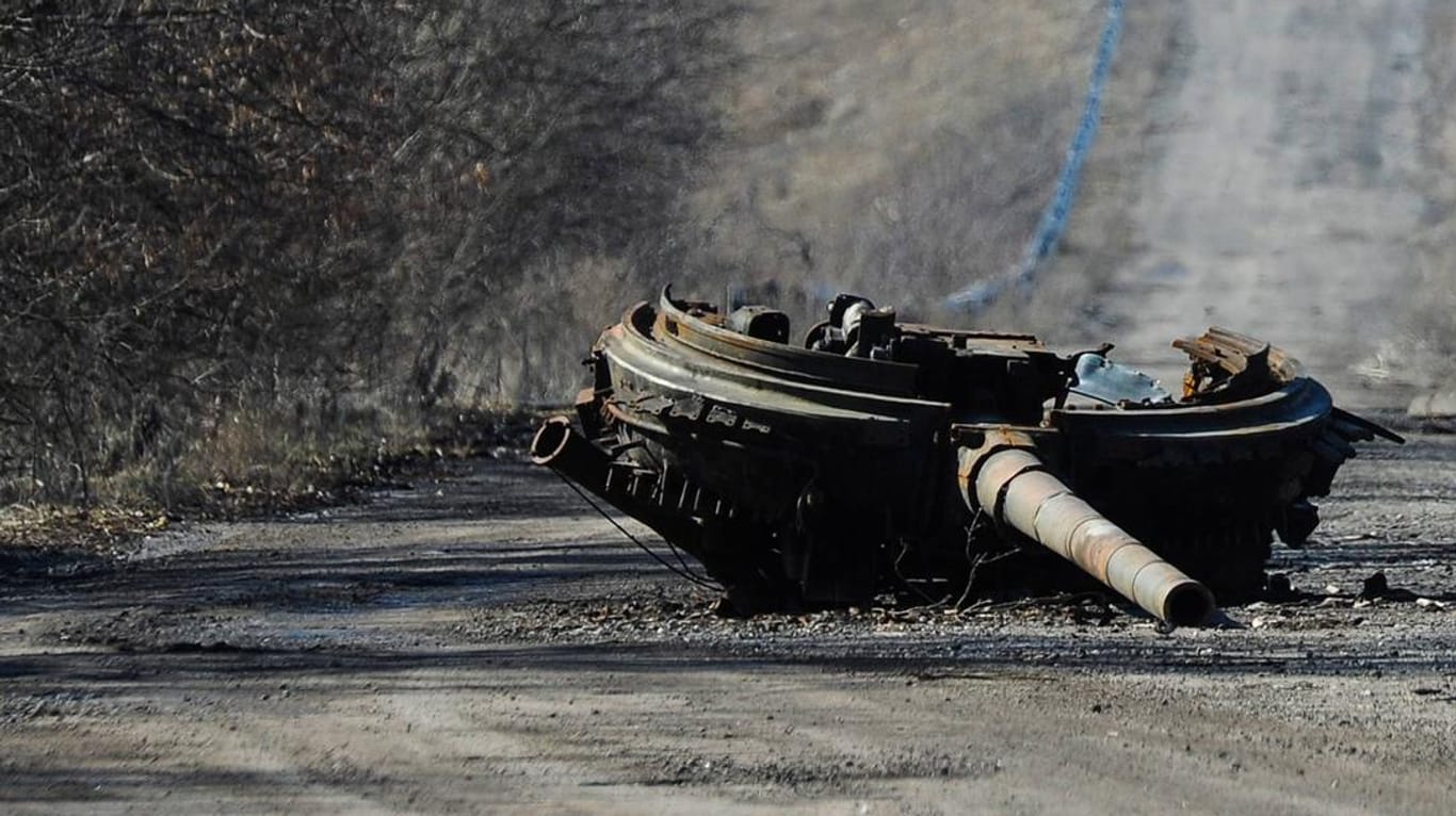Abgesprengter Geschützturm eines russischen Panzers in der Ukraine: "Wer da nicht in der ersten Sekunde rauskommt, wird getoastet."