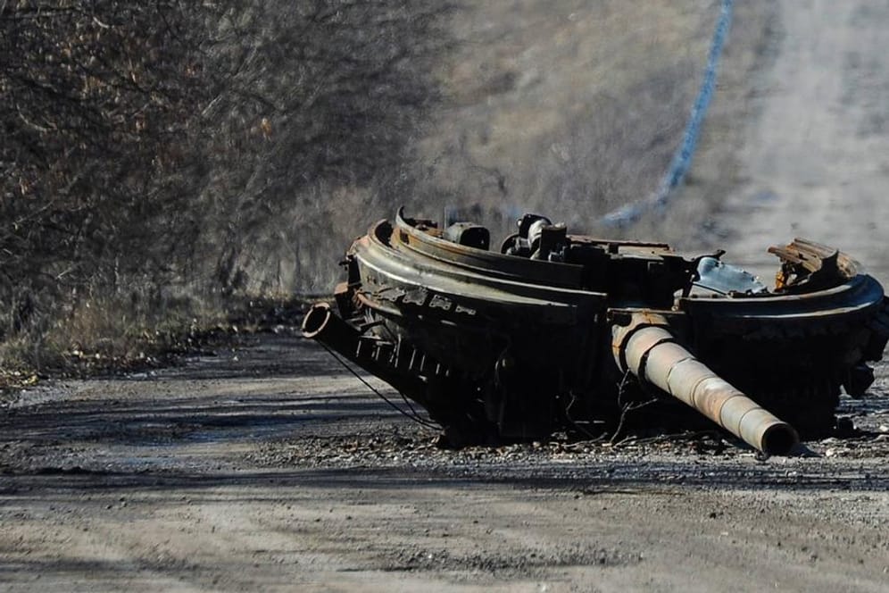 Abgesprengter Geschützturm eines russischen Panzers in der Ukraine: "Wer da nicht in der ersten Sekunde rauskommt, wird getoastet."