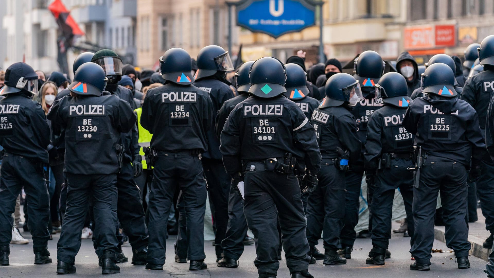 Polizisten auf der Sonnenallee in Neukölln (Archivbild): Wegen vom Bezirk geplanten Straßenfesten kann die Demo nicht auf der geplanten Route stattfinden.