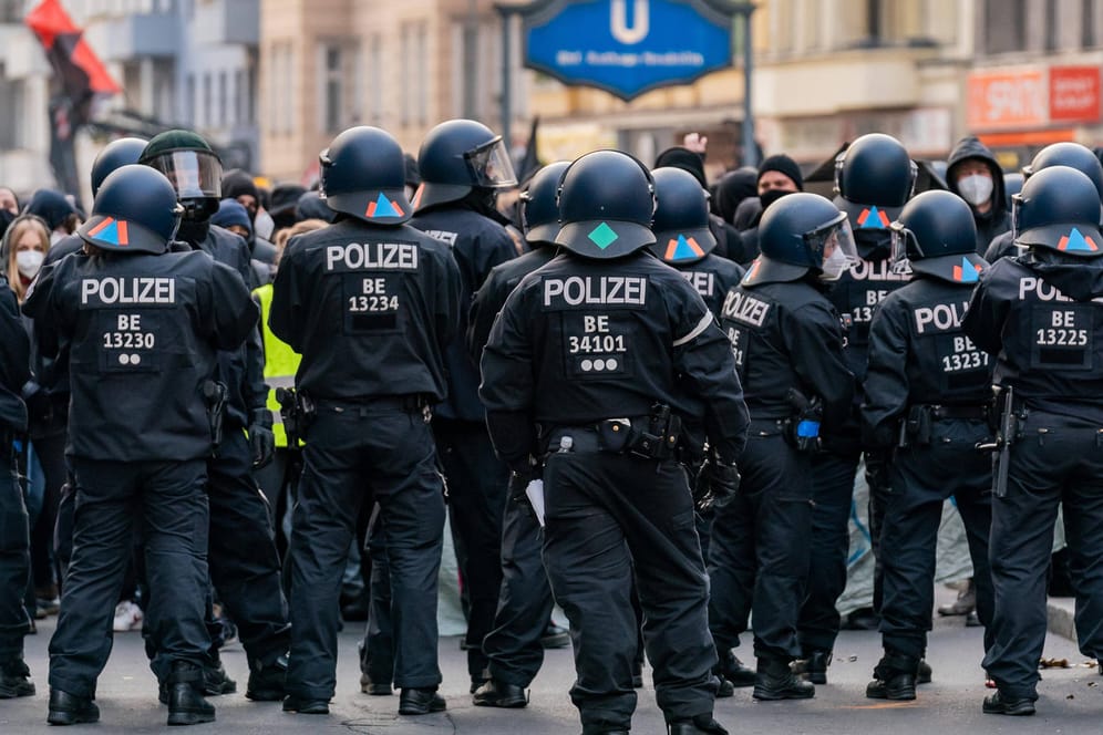 Polizisten auf der Sonnenallee in Neukölln (Archivbild): Wegen vom Bezirk geplanten Straßenfesten kann die Demo nicht auf der geplanten Route stattfinden.