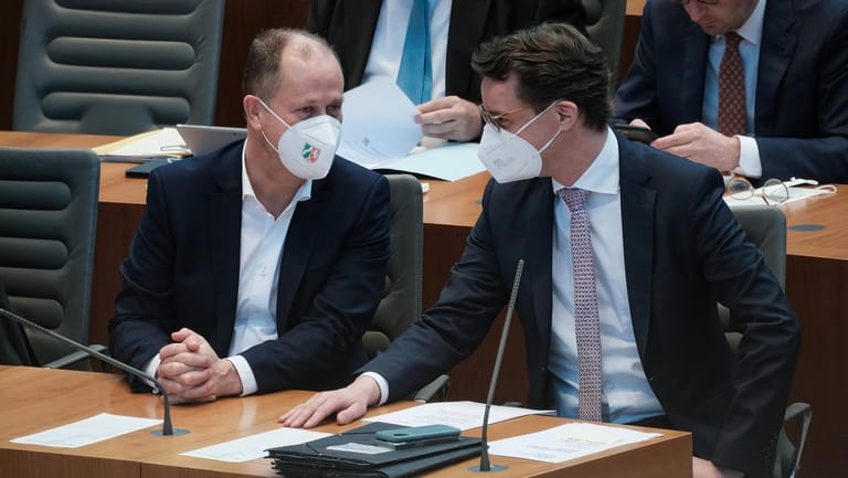 Ministerpräsident und sein Vize: Hendrik Wüst (rechts) und Joachim Stamp im Düsseldorfer Landtag.