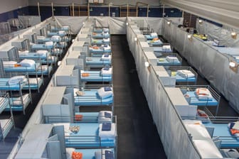 Flüchtlingsunterkunft in einer Turnhalle (Archivbild): Mehrere Flüchtlinge leben in Hessen schon über ein Jahr in Erstunterkünften.