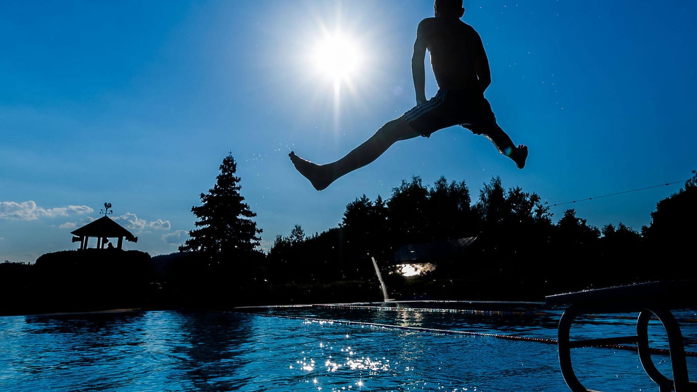 Ein Mann springt ins Schwimmbecken (Symbolbild): Nach und nach öffnen fast alle Freibäder ihre Tore.