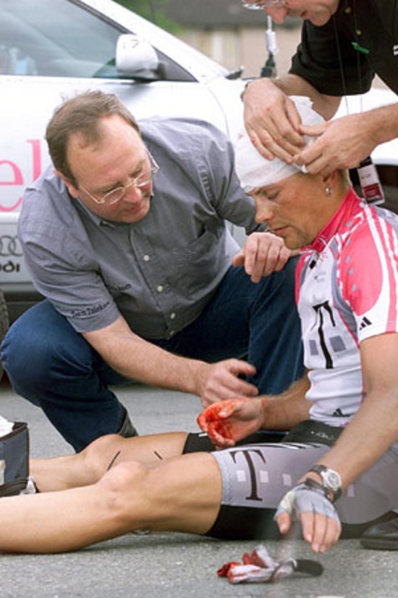 Jan Ullrich im Pech: 1999 stürzt Ullrich bei der Deutschland-Tour und muss die Tour de France absagen.