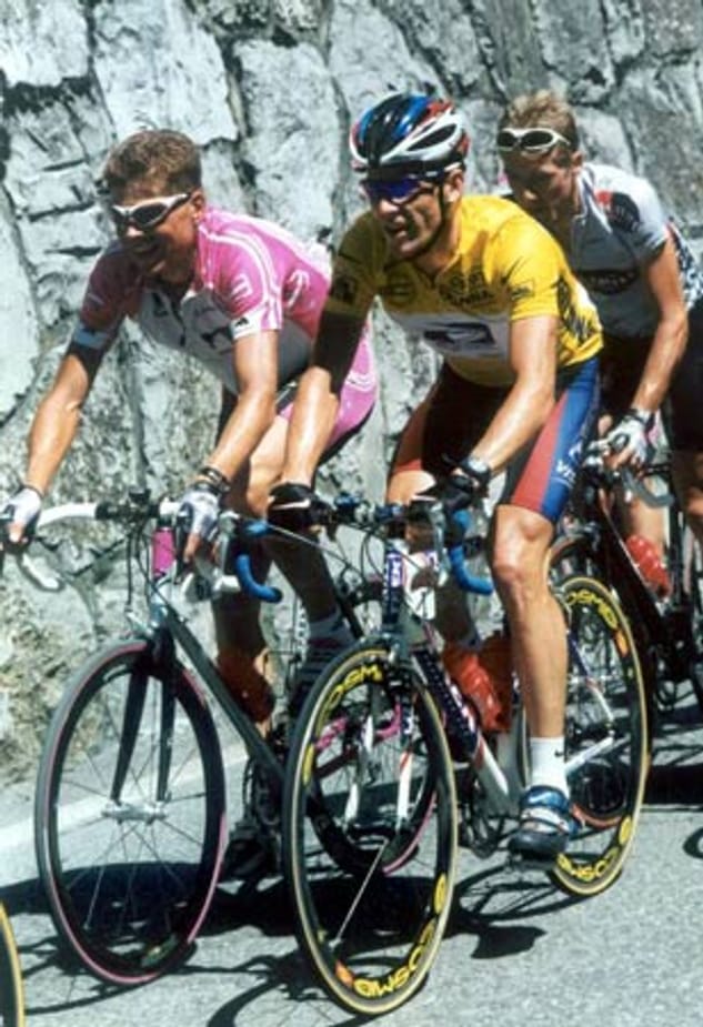 2000 duelliert sich Jan Ullrich mit Lance Armstrong. An dem US-Amerikaner beißt sich "Ulle" in den folgenden Jahren regelmäßig die Zähne aus.