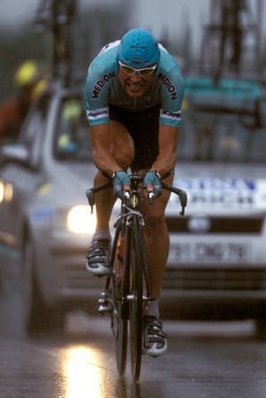 Doch Ullrich kommt stark zurück: Im Bianchi-Trikot setzt er Armstrong bei der Tour de France 2003 mächtig unter Druck, wird am Ende aber wieder nur Zweiter.