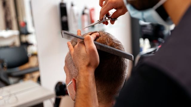 Immer mehr Männer lassen sich zum Friseur ausbilden.