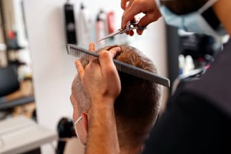 Immer mehr Männer lassen sich zum Friseur ausbilden.