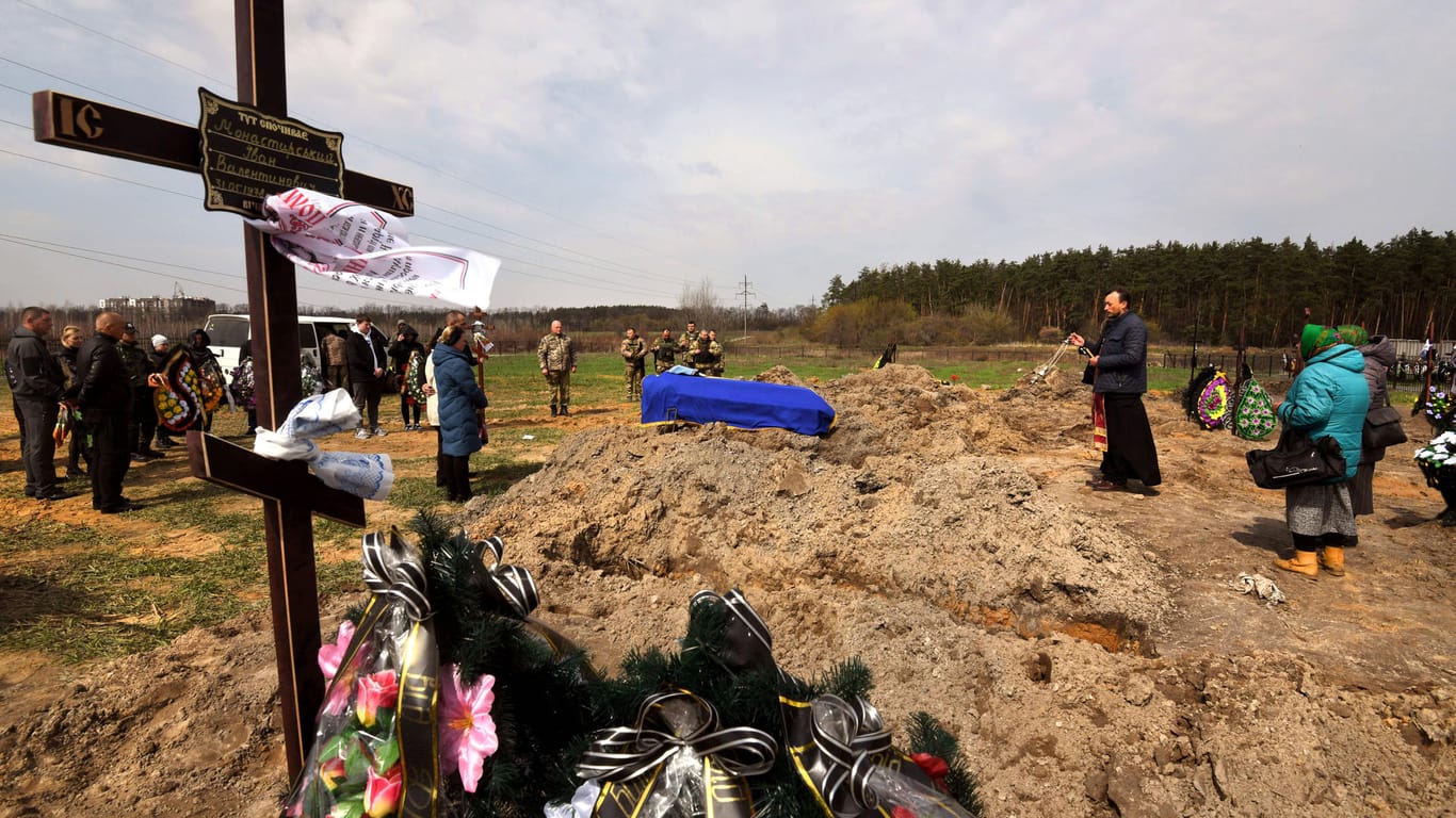 Gräber in Butscha: Zahlreiche Zivilisten sind in der Stadt gestorben.