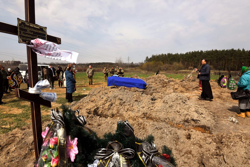 Gräber in Butscha: Zahlreiche Zivilisten sind in der Stadt gestorben.