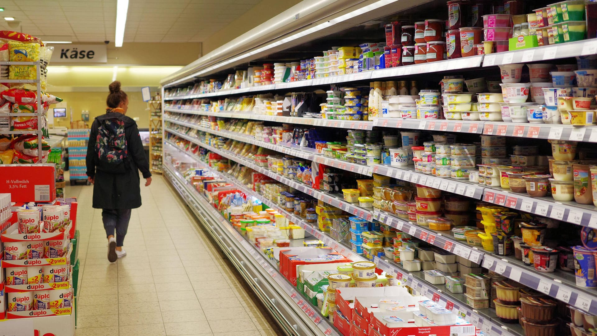 Kühlregale in einem Supermarkt (Symbolbild): Hohe Lebensmittelpreise machen Verbrauchern zu schaffen. Kühlregale in einem Supermarkt (Symbolbild): Hohe Lebensmittelpreise machen Verbrauchern zu schaffen.