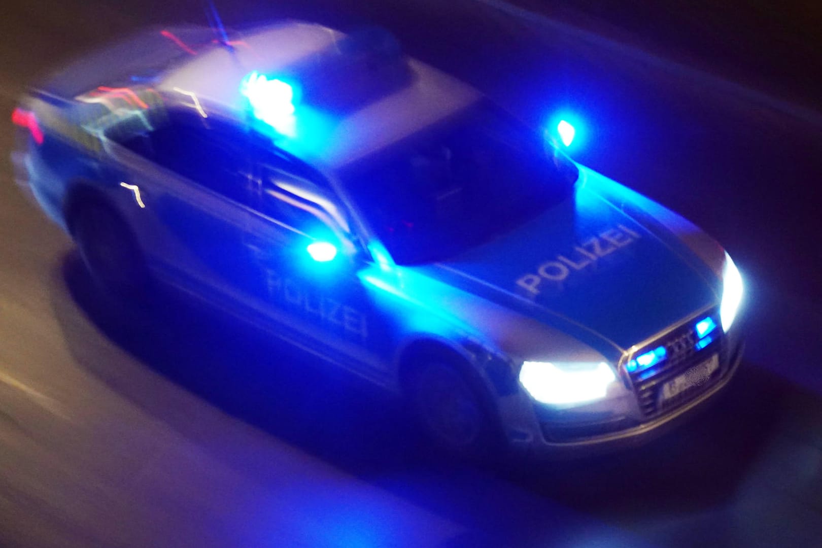 Ein Polizeiwagen fährt mit Blaulicht zu einem Einsatz (Symbolbild): Der Mann erlitt diverse Kopfverletzungen.