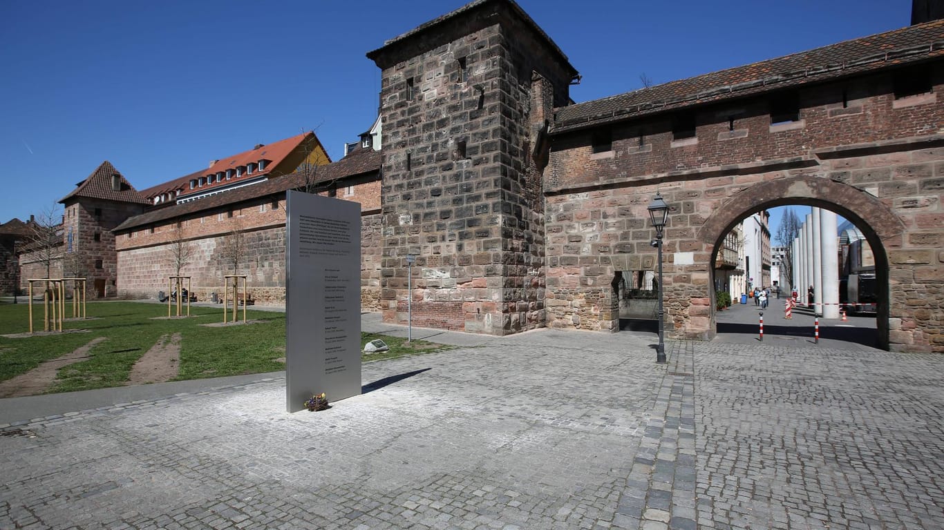 Ein Mahnmal in Nürnberg erinnert an die Opfer des NSU (Symbolbild): Ein Platz wird bald den Namen İsmail Yaşar tragen.