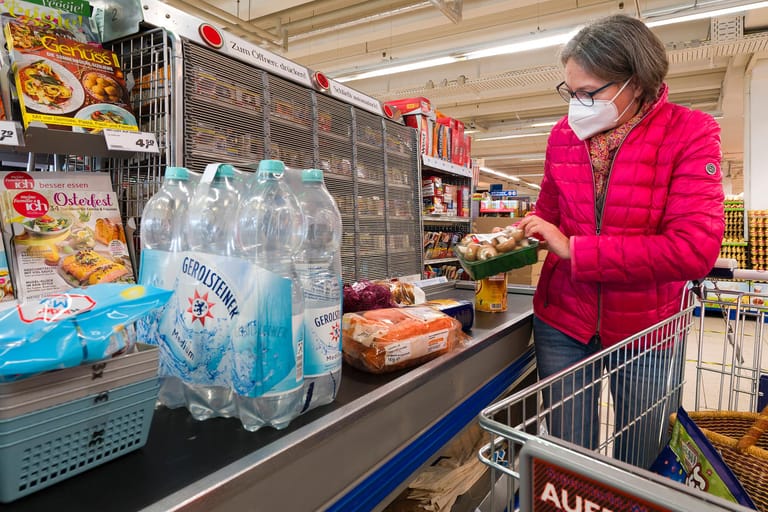 Eine Kundin an der Supermarktkasse (Symbolbild): Die steigende Inflation macht sich beim Einkaufen bemerkbar.