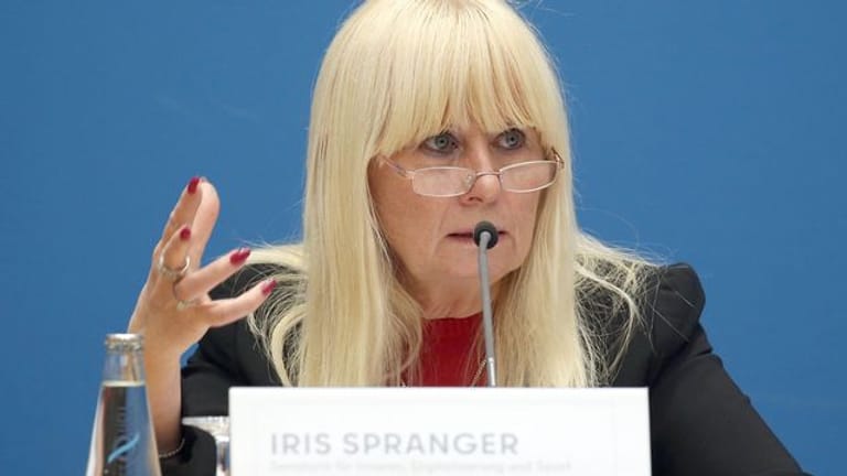 Berlins Innensenatorin Iris Spranger (SPD) bei einer Pressekonferenz (Archivbild): Spranger berichtete über die Arbeit der Härtefallkommission.