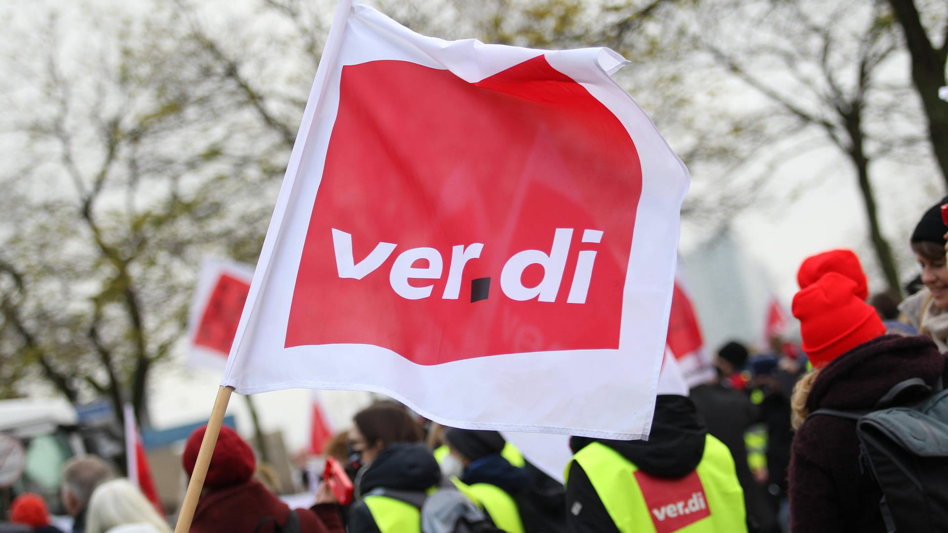Warnstreik von Beschäftigten in Hamburg (Archivbild): Beschäftigte in Kitas und sozialen Einrichtungen in in der nächsten Woche zu Streiks aufgerufen. Warnstreik von Beschäftigten in Hamburg (Archivbild): Beschäftigte in Kitas und sozialen Einrichtungen in in der nächsten Woche zu Streiks aufgerufen.