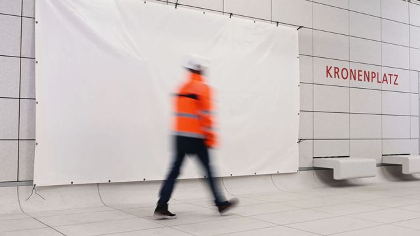 Karlsruher U-Bahn-Haltestelle mit abgedecktem Lüpertz-Kunstwerk