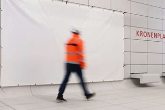 Karlsruher U-Bahn-Haltestelle mit abgedecktem Lüpertz-Kunstwerk