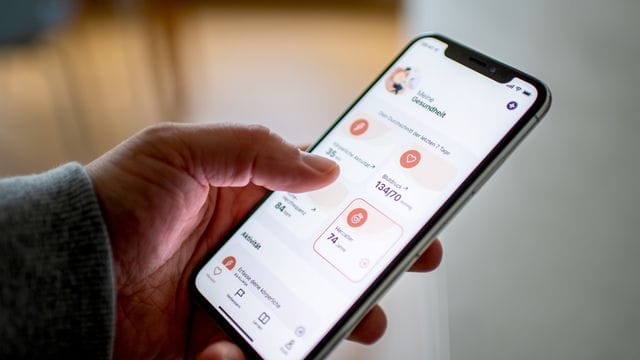 Die App HerzFit der Herzstiftung vergleicht Gesundheitsdaten und wertet das Risiko für einen Herzinfarkt aus.