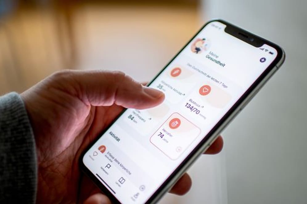 Die App HerzFit der Herzstiftung vergleicht Gesundheitsdaten und wertet das Risiko für einen Herzinfarkt aus.