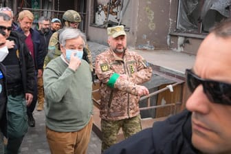 Antonio Guterres (M.): Der Generalsekretär der Vereinten Nationen besichtigte den zerstörten Kiewer Vorort Iprin.