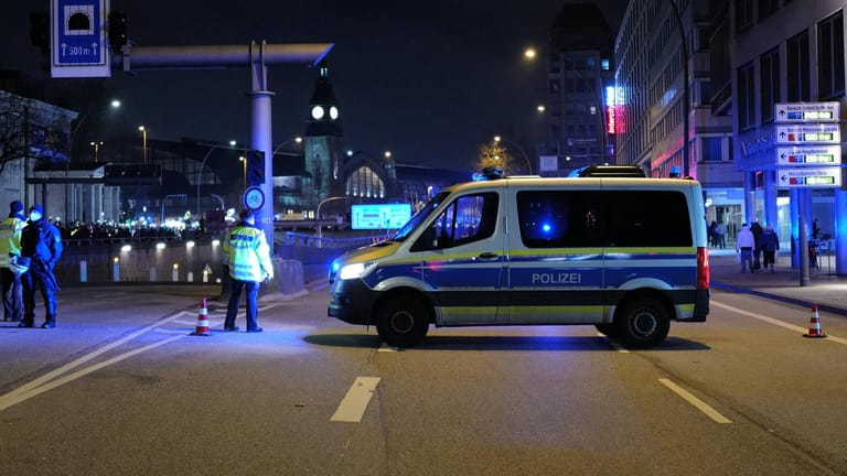 Polizisten im nächtlichen Einsatz auf Hamburgs Straßen (Archivbild): Zwei mit Haftbefehl gesuchte Männer sind auf der A1 aufgegriffen worden.