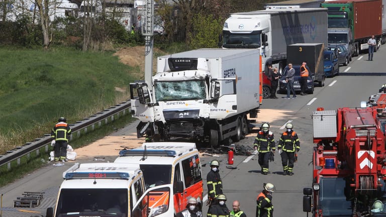 Neben dem verunfallten Lkw stehen zahlreiche Rettungswagen der Feuerwehr. Der Fahrer ist auf ein Stauende aufgefahren.