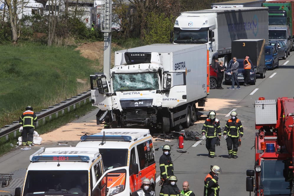 Neben dem verunfallten Lkw stehen zahlreiche Rettungswagen der Feuerwehr. Der Fahrer ist auf ein Stauende aufgefahren.
