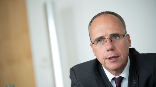 Hessens Innenminister Peter Beuth im Interview (Archivbild): Beuth verurteilt die Protestaktion in Frankfurt.