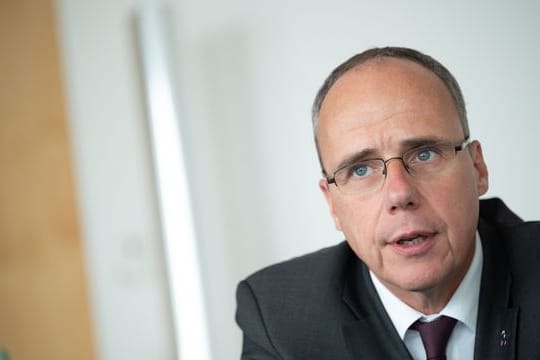 Hessens Innenminister Peter Beuth im Interview (Archivbild): Beuth verurteilt die Protestaktion in Frankfurt.