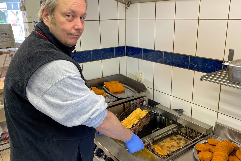 Fischhändler Breitenfeld vor der Fritteuse: Die hohen Speiseölpreise machen ihm zu schaffen.