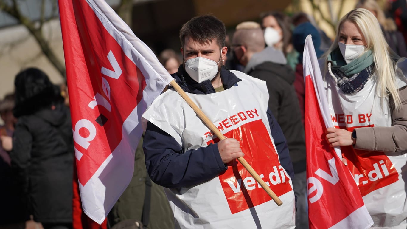 Verdi-Demo (Symbolbild): Gewerkschaften fordern angesichts der Inflation höhere Löhne.