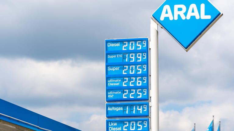 Tankstelle (Symbolbild): Die höheren Preise spüren die Deutschen vor allem an der Zapfsäule.