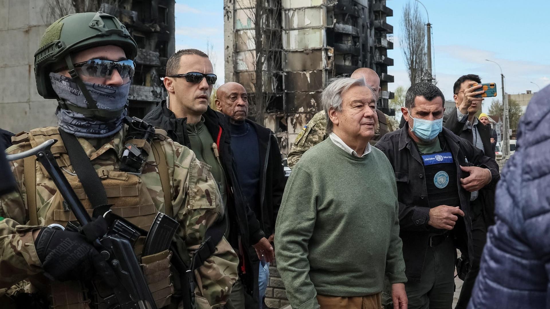 Guterres in der Ukraine: "Ich stelle mir meine Familie in einem dieser Häuser vor, die nun zerstört und schwarz sind. Und ich sehe meine Enkeltöchter in Panik davonlaufen."