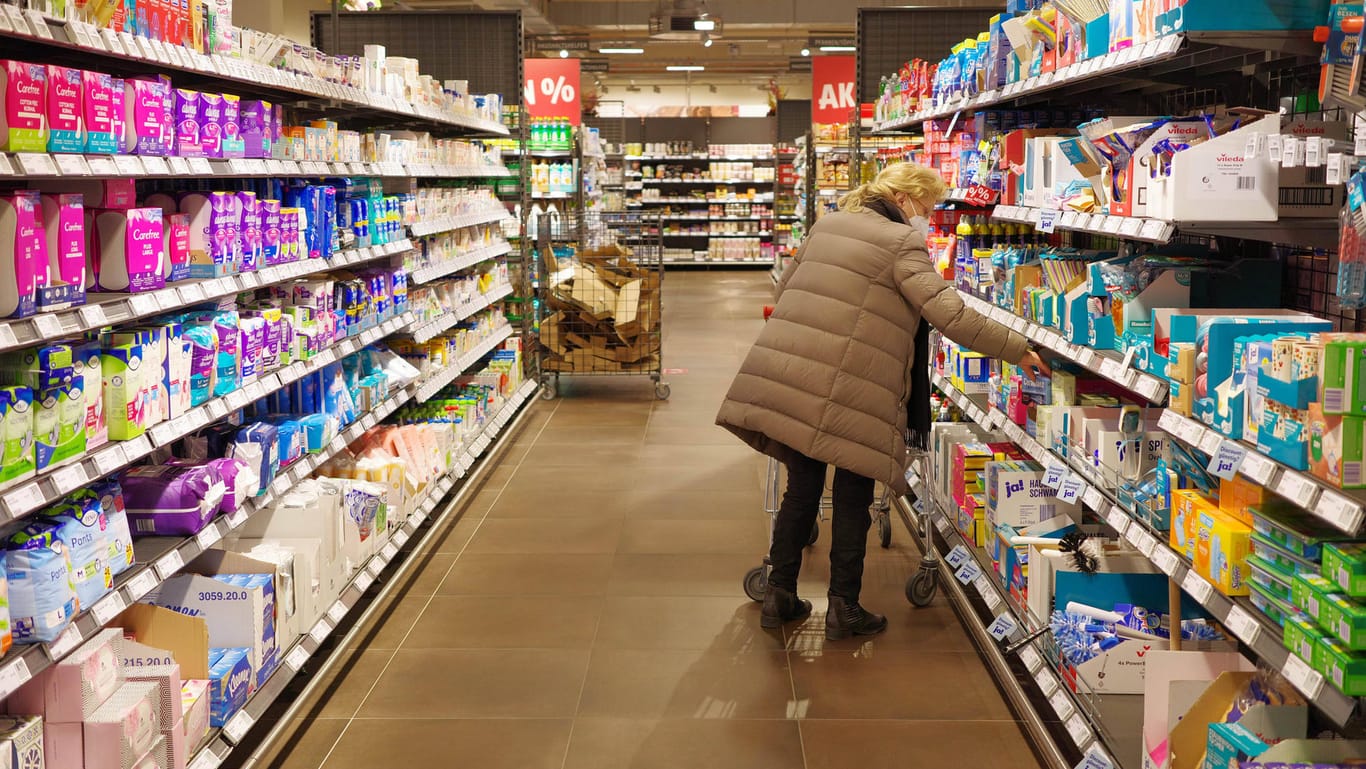 Eine Kundin im Supermarkt (Symbolbild): In fast allen Lebensbereichen sind die Preise in den vergangenen Monaten deutlich gestiegen.