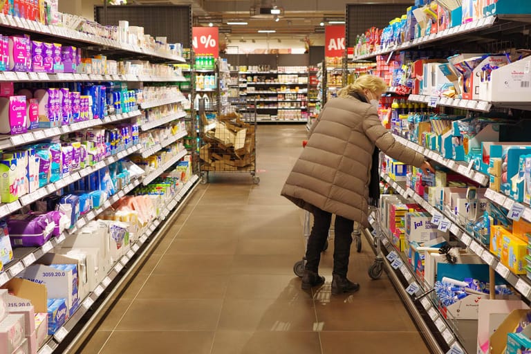 Eine Kundin im Supermarkt (Symbolbild): In fast allen Lebensbereichen sind die Preise in den vergangenen Monaten deutlich gestiegen.