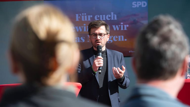Der SPD-Spitzenkandidat auf dem Marktplatz in Lübbecke (Archivbild): Er möchte pro Jahr 100.000 neue, energetische Wohnungen schaffen.