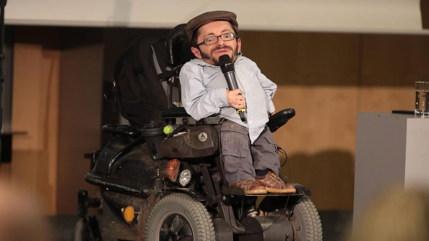 Raúl Krauthausen ist einer der bekanntesten Aktivisten für Menschen mit Behinderungen. Wegen seiner Glasknochenkrankheit sitzt er im Rollstuhl.