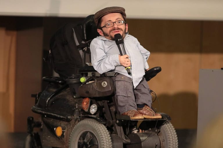 Raúl Krauthausen ist einer der bekanntesten Aktivisten für Menschen mit Behinderungen. Wegen seiner Glasknochenkrankheit sitzt er im Rollstuhl.