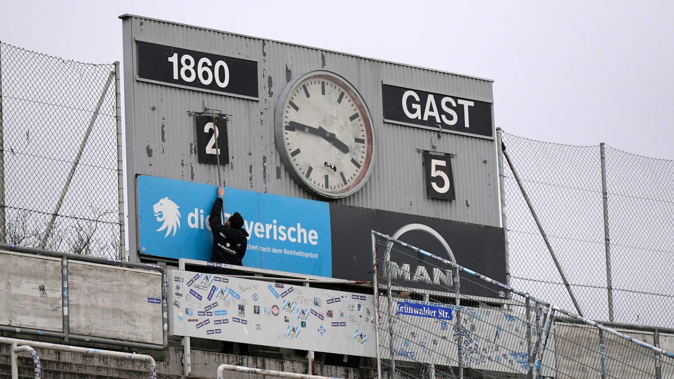 Mitarbeiter hängt die Tafel zum 2. Tor der Löwen auf (Archivbild): Das Grünwalder Stadion ist in die Jahre gekommen.