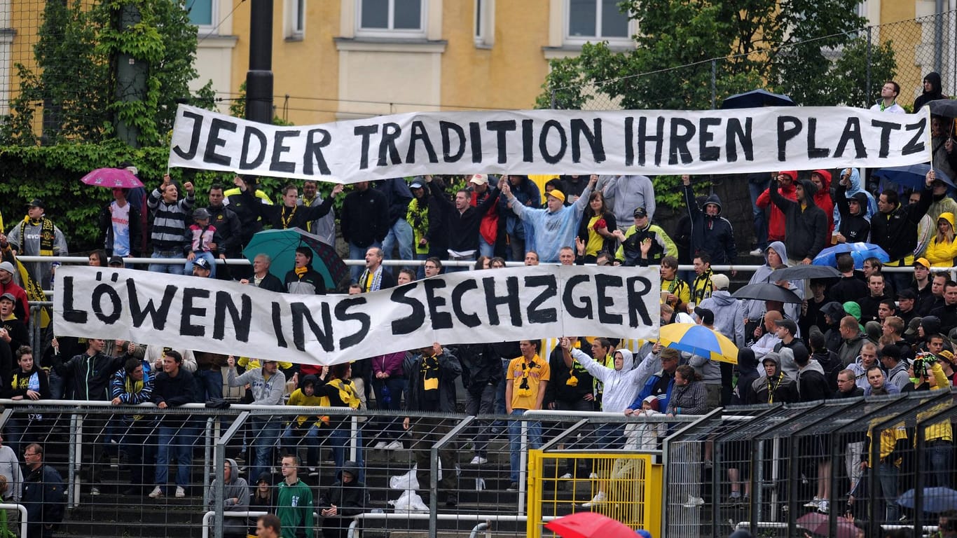 Löwen-Fans mit einem Banner im Grünwalder Stadion (Archivbild): 1860 und das Stadion verbindet eine lange Geschichte.
