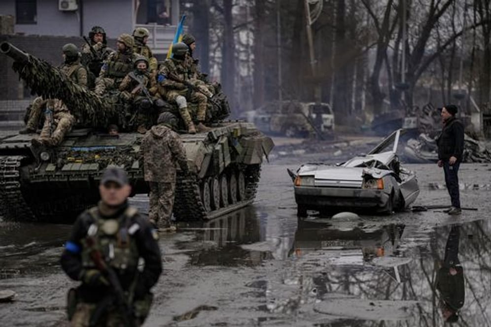 Ukrainische Soldaten auf einem Panzer in einem Vorort von Kiew.