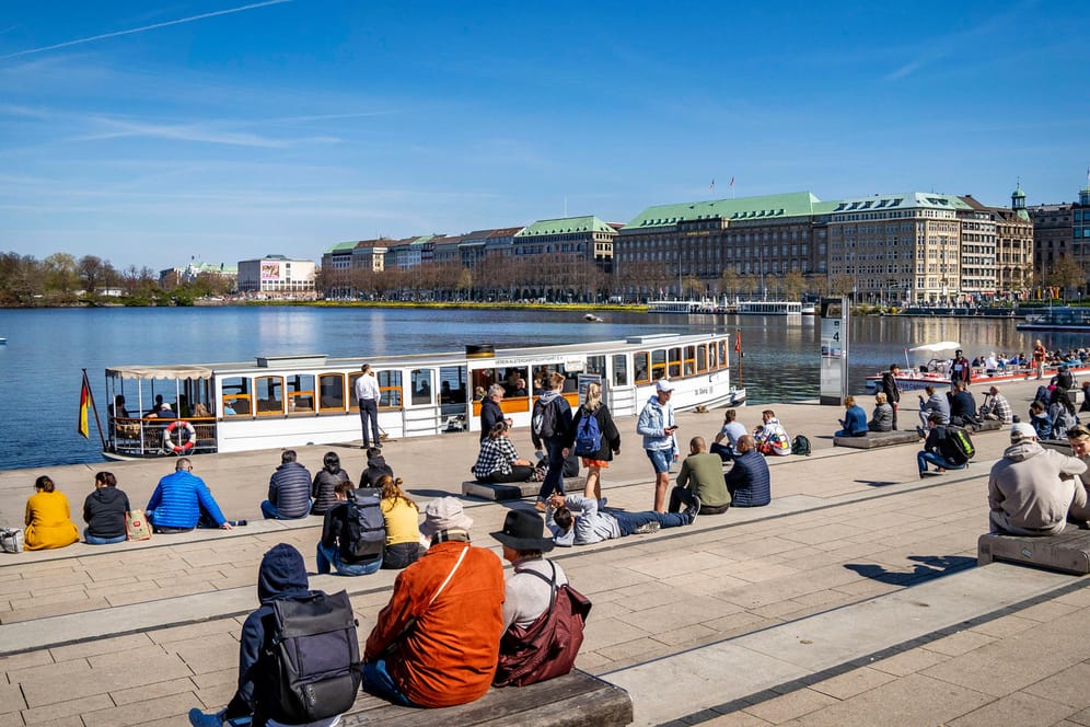 In Hamburg können auch am Sonntag viele Menschen die Sonne an der Alster genießen, sonderlich warm wird es aber voraussichtlich nicht.