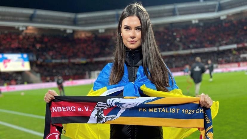 Oleksandra Loboda mit dem "Friedensschal", dessen Einnahmen Nürnbergs Partnerstadt Charkiw unterstützt. Oleksandra Loboda mit dem "Friedensschal", dessen Einnahmen Nürnbergs Partnerstadt Charkiw unterstützt.