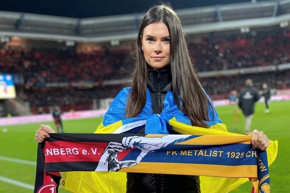 Oleksandra Loboda mit dem "Friedensschal", dessen Einnahmen Nürnbergs Partnerstadt Charkiw unterstützt.