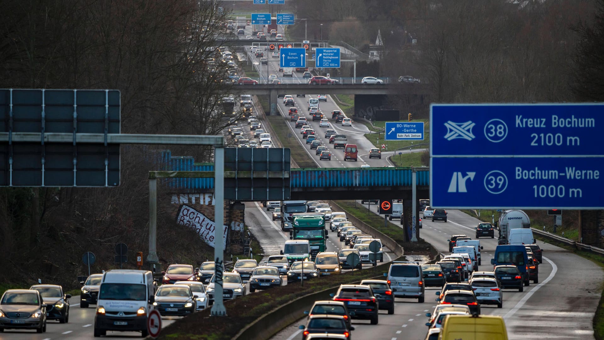 Feierabendverkehr auf der Autobahn (Symbolbild): Noch gehören verstopfte Straßen nach 16 Uhr zum Stadtbild dazu. Mit der Mobilitätswende soll sich auch das ändern.