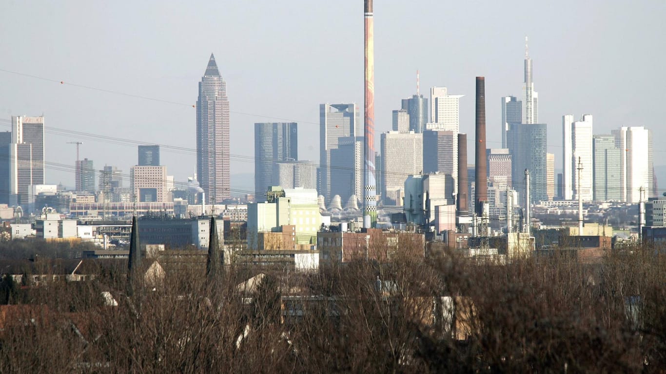 Der Industriepark Höchst vor der Frankfurter Skyline (Symbolbild): Die Produktion findet nicht weit vom Flughafen entfernt statt.