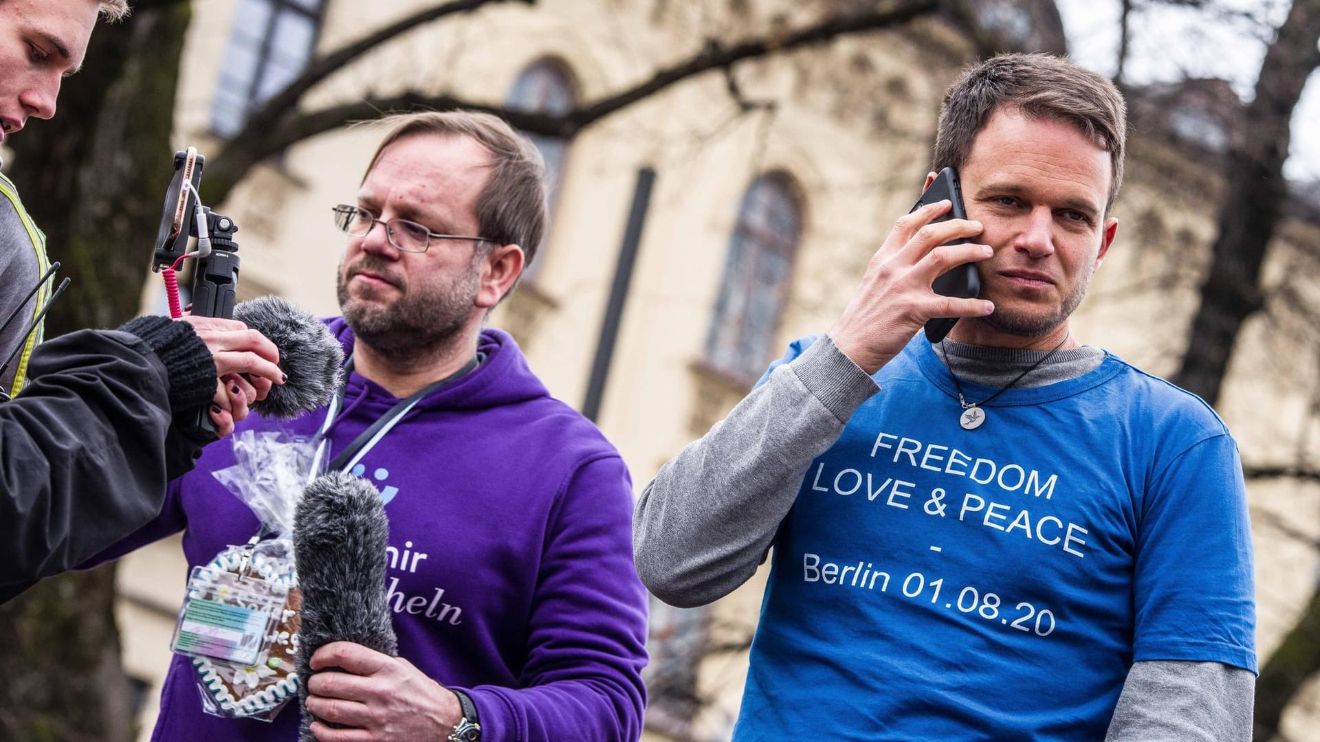 Markus Haintz, Michael Hayder und Vicky Richter 2021 in München: Der "Querdenker" Haintz (rechts) ist Fachanwalt für Bau- und Architektenrecht.