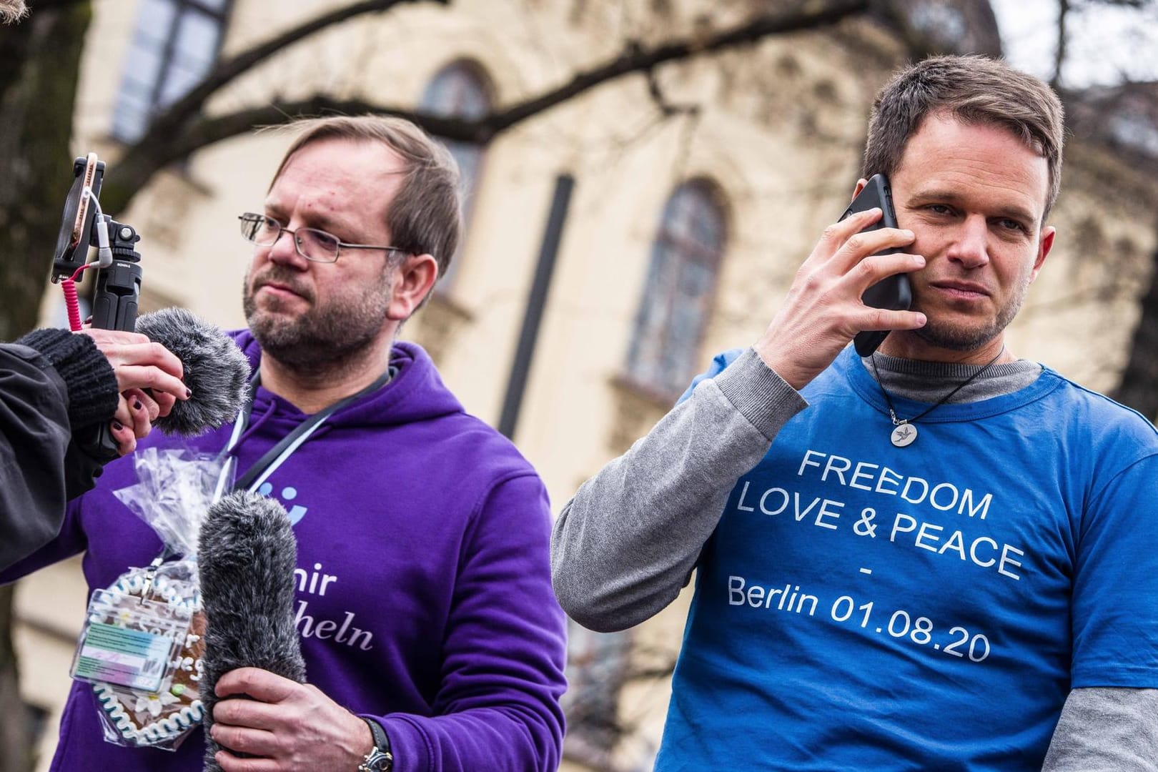 Markus Haintz, Michael Hayder und Vicky Richter 2021 in München: Der "Querdenker" Haintz (rechts) ist Fachanwalt für Bau- und Architektenrecht.