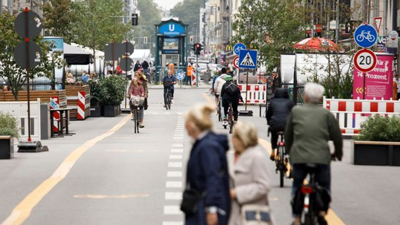 Fahrradfahrer fahren im September 2021 auf der Friedrichstraße auf einem autofreien Abschnitt (Archivbild): Der Verkehrsversuch zur "Flaniermeile Friedrichstraße" hatte im August 2020 begonnen.